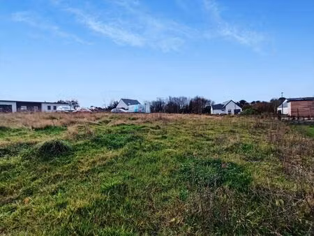 terrain constructible de 711 m² à mahalon