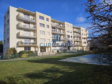 riorges - appartement dans résidence avec piscine et tennis.