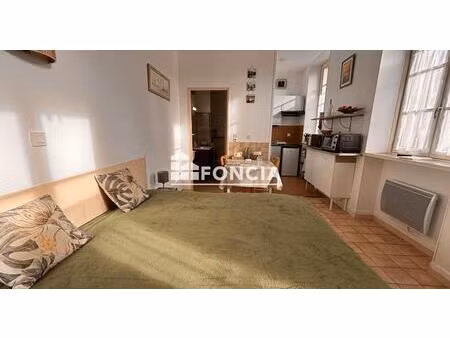 studio très lumineux