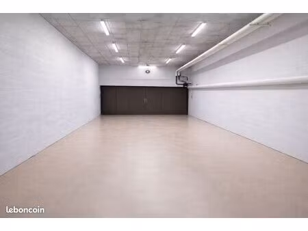 grand box 45m2 pour 4 véhicules ou stockage