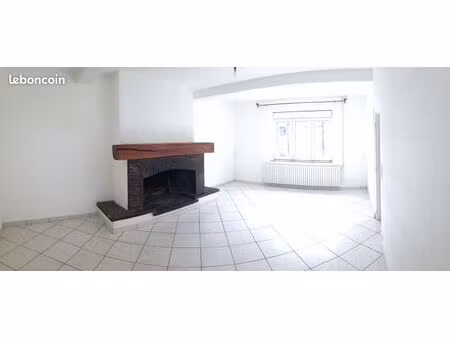 maison très lumineuse de 100m² avec dépendances et cour privative dans le centre du villag