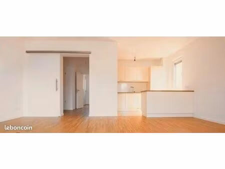 t2 lumineux neuf avec climatisation et parking