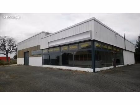 bâtiment commercial sur terrain clôturé (avec portail) et surélevé