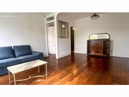 meublé 4ème étage  vue dégagée croix rousse