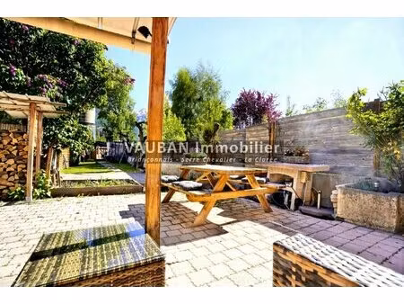 vaste maison à briançon avec jardin  stationnement et revenu