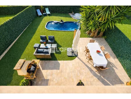 villa 5 pièces - 4 chambres - jardin - piscine chauffée - 3 places de stationnement.