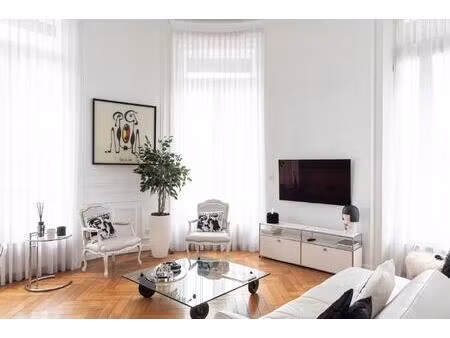 appartement bourgeois - 2 chambres - cave - parking sécurisé