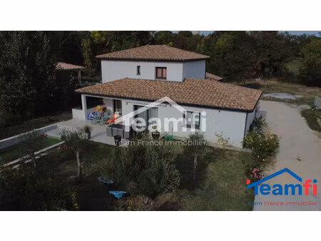 villa avec piscine et jardin - 176 m² de pure élégance