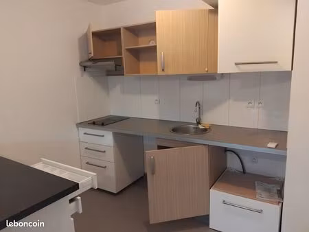 vend app t2 de 42m2 avec deux places de parking. dans résidence privée. clim reversible. s