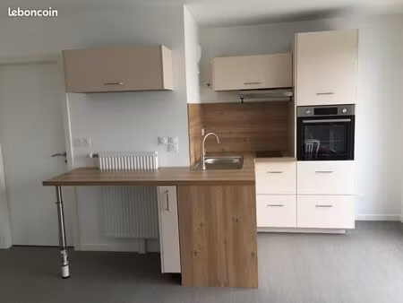 bel attique t2 avec cuisine équipée dans une résidence au calme