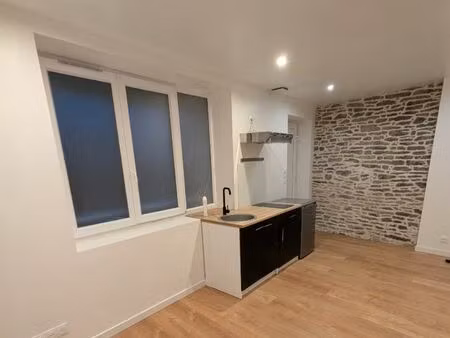 t2 rénové bourg avec cour privée