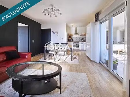 appartement t4 avec une spacieuse loggia et une place de parking privative