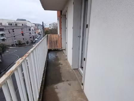 st-agne : t2 avec 2 balcons  cave et parking