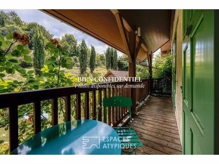 bâtisse historique et son parc arboré