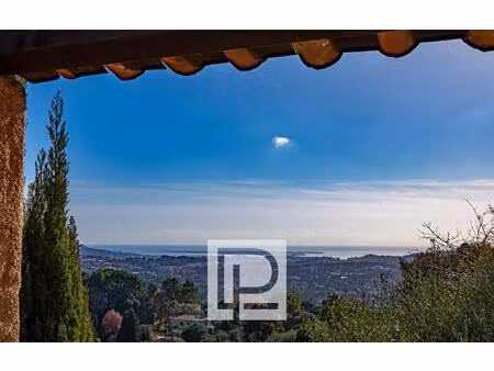 villa à rénover avec vue panoramique mer  village et collines dans secteur très recherché.