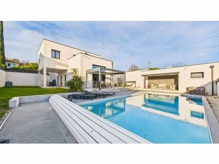 maison moderne 6 pièces avec jardin et piscine