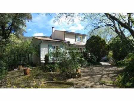 villa entretenue et jardin