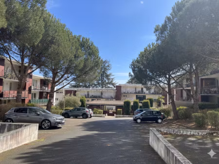 t2 de 45 m2 avec terrasse et piscine cenon