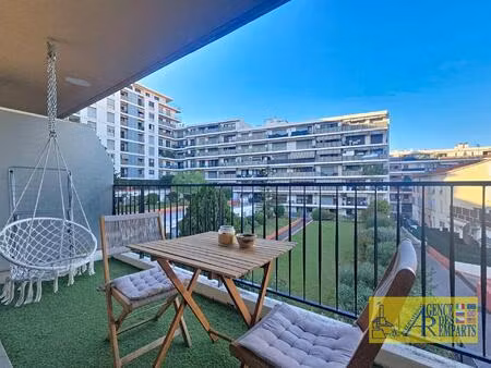 studio rénové avec coin nuit et grande terrasse à cannes quartier des anglais