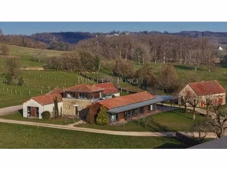 propriété équestre dans le lot avec très belle maison contemporaine sur 43 ha