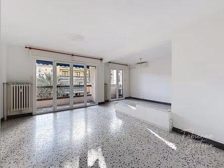 hyeres centre ville t/3 avec balcon  parking et cave