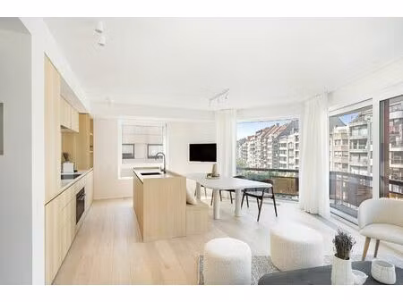 lichtrijk 3-slaapkamer appartement centraal gelegen.