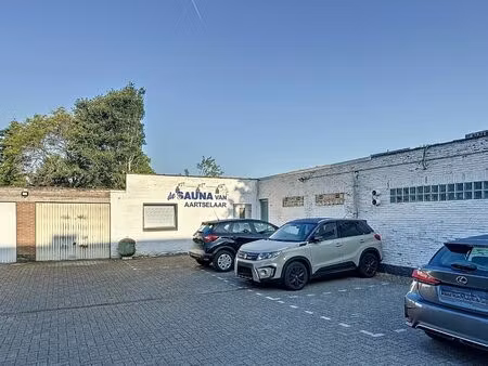 commercieel pand in casco toestand met garage en parkings