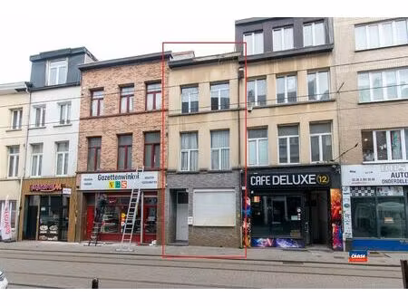 ruime woning met 6 slaapkamers en handelsgelijkvloers