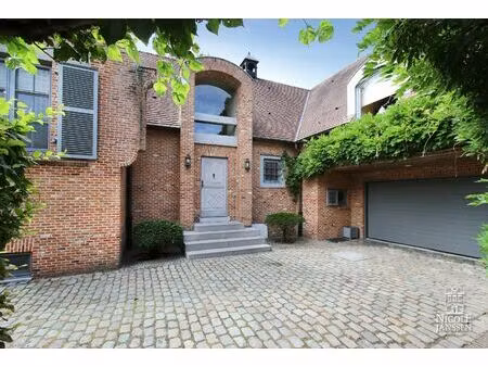 luxueus afgewerkt landhuis met vijf slaapkamers en dubbele inpandige garage gelegen op een