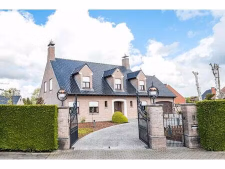 mooie stijlvilla met kwalitatieve afwerking en zeer verzorgde tuin met oprijlaan.