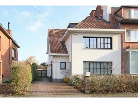 prachtig vernieuwde halfopen woning op pius-x