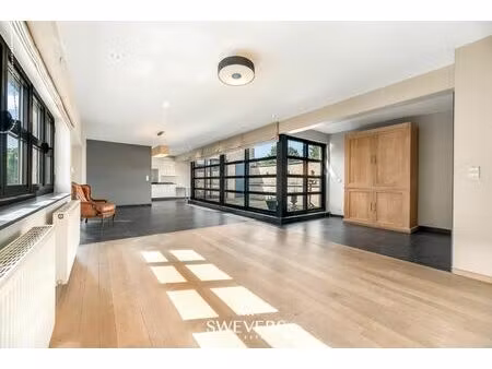 prachtige woonst met 4 slaapkamers en grote handelsruimte