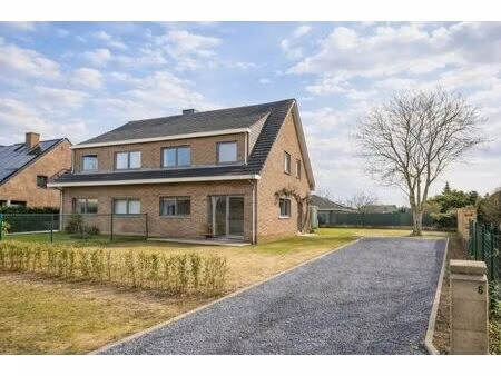 gerenoveerde gezinswoning met 4 slaapkamers  garage en grote zonnige tuin rustig gelegen v