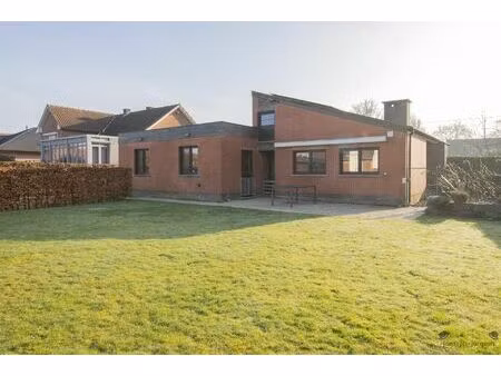 rustig gelegen gerenoveerde (2022) gelijkvloerse woning met 4 slaapkamers op 970 m².