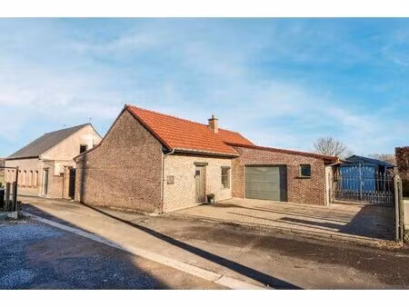 instapklare woning met 3 slaapkamers  tuin en 2 garages.