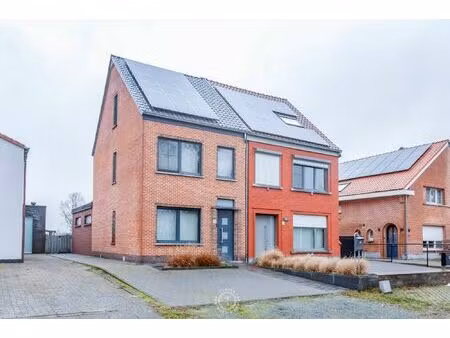 charmante halfopen bebouwing met open zicht op achterliggende velden