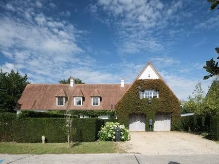 bijzonder ruime (385 m²) en instapklare villa rustig gelegen in astene