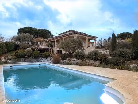 maison familiale dans un quartier résidentiel