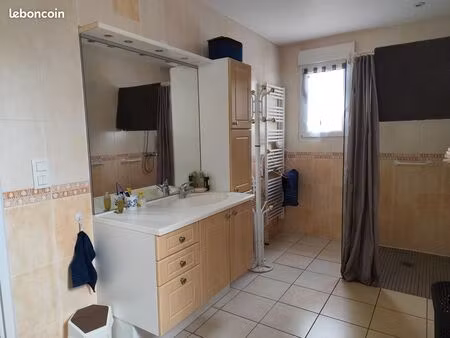 maison de campagne et terrain pour animaux