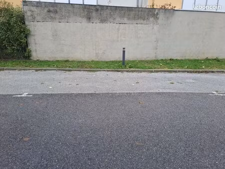 place de parking extérieure