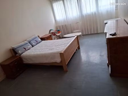 très grande chambre meublée