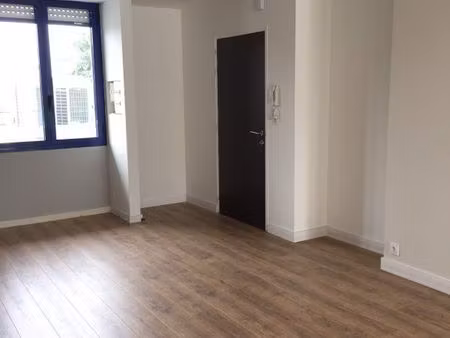 à louer – t3 de 80 m² en plein cœur de cholet  dans une rue calme