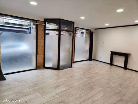 local commercial 85 m2 centre ville gourdon rdc