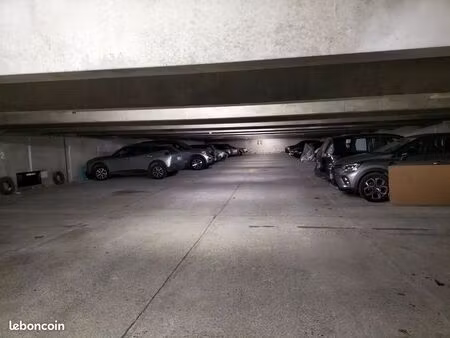 parking sous-terrain sécurisé proche métro roseraie