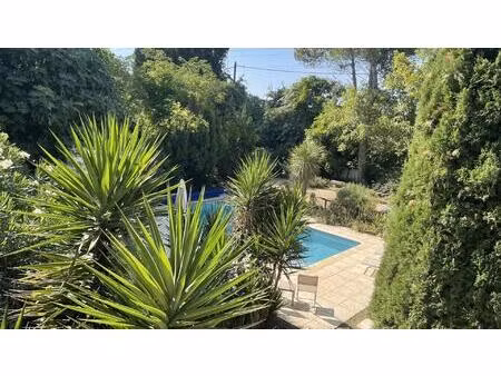 maison traditionelle à la campagne et à pied du village