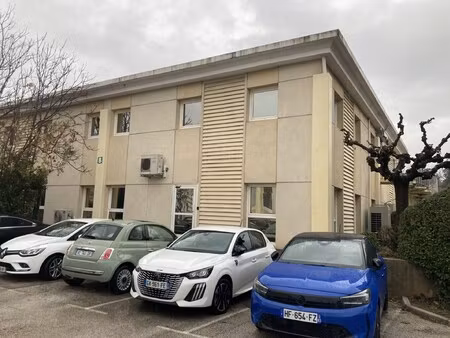 location local professionnel 167m²