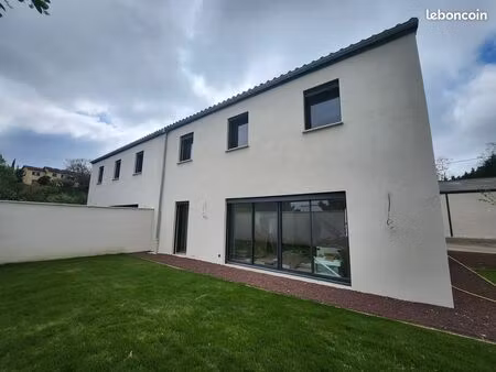 maison récente cailloux sur fontaines