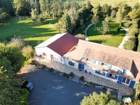 propriété avec 4 suites  pisicine intérieure  spa et sauna !