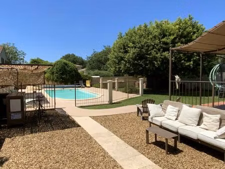 villa de plain pied sur terrain avec piscine