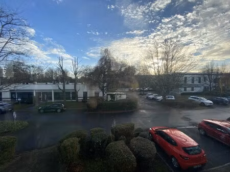 location local professionnel 841m²